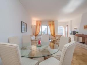 - une salle à manger et un salon avec une table et des chaises en verre dans l'établissement Apartment Caballito de Mar by Interhome, à Empuriabrava