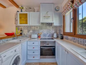 Kuchyň nebo kuchyňský kout v ubytování Apartment Los Lagos by Interhome