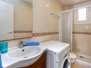 Kúpeľňa v ubytovaní Apartment Sol i Mar by Interhome + 7 fotografií
