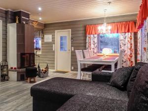 ein Wohnzimmer mit Sofa und Tisch in der Unterkunft Holiday Home Jäkälätieva by Interhome in Raattama + 13 Fotos