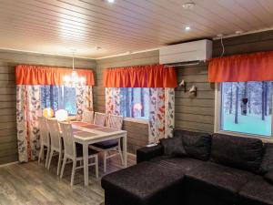 Holiday Home Jäkälätieva by Interhome في Raattama: غرفة معيشة مع طاولة وأريكة