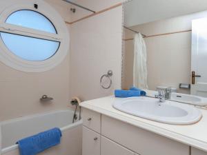 A bathroom at Apartment El Niu by Interhome