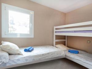 A bed or beds in a room at Apartment El Niu by Interhome