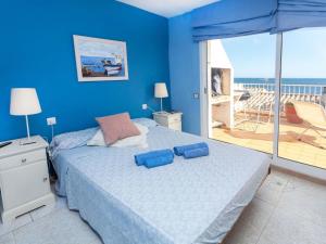 A bed or beds in a room at Apartment El Niu by Interhome