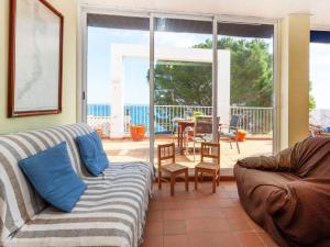 A seating area at Apartment El Niu by Interhome