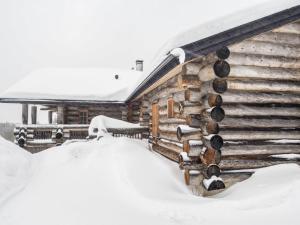 una cabaña de madera en la nieve en Holiday Home Voimapolku 4 a by Interhome, en Ruka