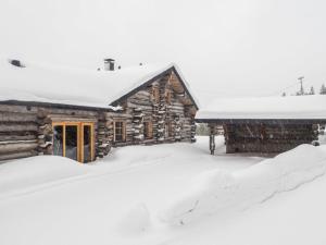domek z bali na śniegu w obiekcie Holiday Home Voimapolku 4 a by Interhome w mieście Ruka