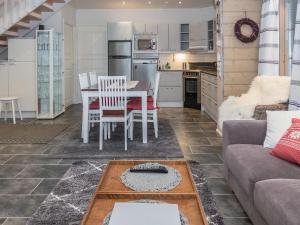 eine Küche und ein Wohnzimmer mit einem Tisch und Stühlen in der Unterkunft Holiday Home Kesärinne14 by Interhome in Ruka