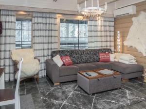 ein Wohnzimmer mit Sofa und Tisch in der Unterkunft Holiday Home Kesärinne14 by Interhome in Ruka