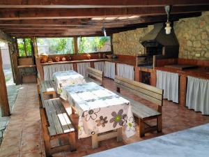 eine Küche mit einem Tisch und Bänken in einem Haus in der Unterkunft Villa Merce in Botarell