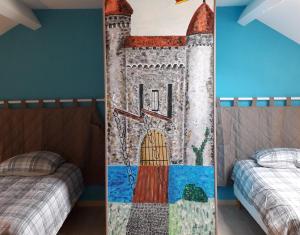 a castle door in a bedroom with a bed at Gîte Les Chevaliers fous in Sainte-Menehould