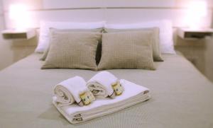 Una cama con toallas y almohadas. en Sintra Cozy Suite, en Sintra