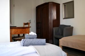 A bed or beds in a room at Hotel "Cafe Verkehrt" - Wellcome Motorbiker, Berufsleute und Reisende im Schwarzwald