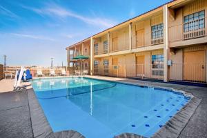 une piscine en face d'un bâtiment dans l'établissement La Quinta Inn by Wyndham Killeen - Fort Hood, à Killeen