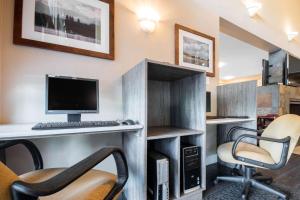 TV a/nebo společenská místnost v ubytování Comfort Inn & Suites Langley