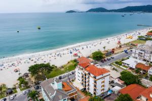 uma vista superior de uma praia com uma multidão de pessoas em Hotel Vila Mar em Florianópolis