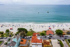 z góry widok na plażę z ludźmi na niej w obiekcie Hotel Vila Mar w mieście Florianópolis