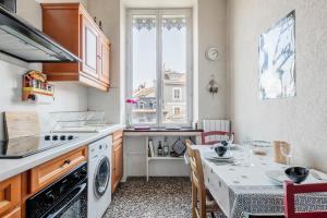 a kitchen with a sink and a stove top oven at Le Denfert, 40m2 avec vue in Grenoble +6 photos