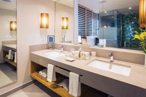 Un baño de Dreams Natura Resort & Spa - All Inclusive
