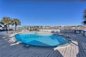 einen großen Pool auf einer Holzterrasse in der Unterkunft Lei Lani Tower by Meyer Vacation Rentals in Orange Beach