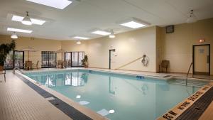 a large swimming pool in a hotel room at Best Western Plus Otonabee Inn in Peterborough