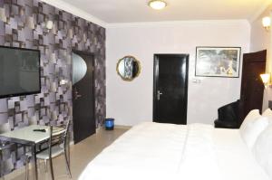 Sjónvarps- og/eða afþreyingartæki á Triple Tee Hotel
