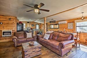 Χώρος καθιστικού στο Serene Cabins with Decks and 8 Acres on Kiamichi River