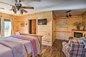 Μια τηλεόραση ή/και κέντρο ψυχαγωγίας στο Serene Cabins with Decks and 8 Acres on Kiamichi River