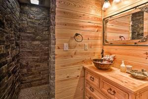 Ένα μπάνιο στο Serene Cabins with Decks and 8 Acres on Kiamichi River +31 φωτογραφίες