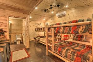 Ένα ή περισσότερα κρεβάτια σε δωμάτιο στο Serene Cabins with Decks and 8 Acres on Kiamichi River