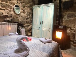 Un dormitorio con una cama con toallas. en casa rural La Cuadra, en Villar de Corneja