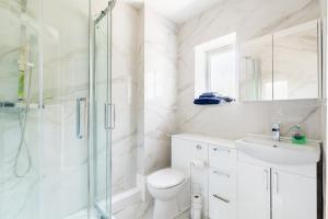 een badkamer met een douche, een toilet en een wastafel bij Umbrella Properties Private Apartment Birmingham in Birmingham