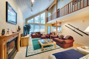 Χώρος καθιστικού στο Evergreen House by Casago McCall - Donerightmanagement
