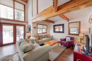 Ruang duduk di Fairway Lodge by Casago McCall - Donerightmanagement
