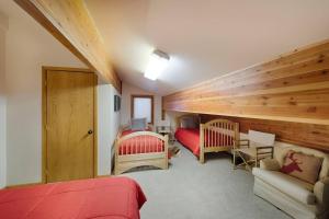 Katil atau katil-katil dalam bilik di Fairway Lodge by Casago McCall - Donerightmanagement