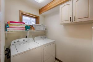 Dapur atau dapur kecil di Fairway Lodge by Casago McCall - Donerightmanagement +17 gambar