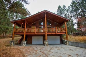 ein großes Holzhaus mit einer großen Terrasse in der Unterkunft Cascade Multi-Family Cabin by Casago McCall - Donerightmanagement in Cascade