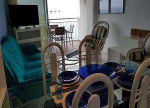 プラヤ・デアロにあるVILLAS COSETTE-Apartamento Rosaのダイニングルーム(青い皿が置かれたテーブル付)