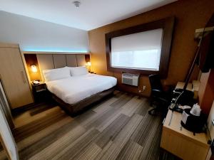 Säng eller sängar i ett rum på Holiday Inn Express Roslyn, an IHG Hotel