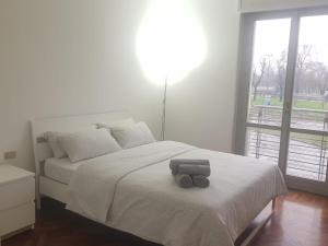 - une chambre blanche avec un lit muni d'un camion-jouets dans l'établissement Sky Apartment, à Milan