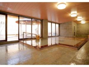 um quarto vazio com água no chão de um edifício em Tazawako Lake Resort & Onsen / Vacation STAY 78938 em Senboku