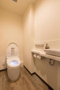 Łazienka z białą toaletą i umywalką w obiekcie Tazawako Lake Resort & Onsen / Vacation STAY 78940 w mieście Senboku