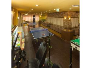 ein Zimmer mit einer Tischtennisplatte in einem Restaurant in der Unterkunft Tazawako Lake Resort & Onsen / Vacation STAY 78936 in Senboku