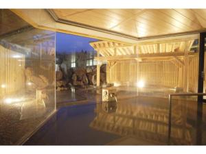 una piscina en una casa con piscina en Tazawako Lake Resort & Onsen / Vacation STAY 78939, en Senboku