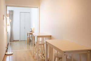 una fila di tavoli e sgabelli in una stanza di Noah Ikebukuro / Vacation STAY 7296 a Tokyo