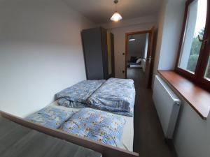 Postel nebo postele na pokoji v ubytování Ubytování Nad rybníkem Nová Říše - apartmán Západ