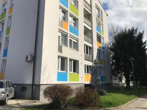 ein Gebäude mit bunten Quadraten auf der Seite in der Unterkunft HAPPY & COSY place, Via Trieste in Ljubljana