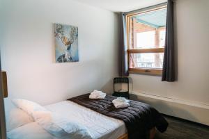 Ein Bett oder Betten in einem Zimmer der Unterkunft HI Lake Louise Alpine Centre - Hostel