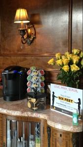 una mesa con magdalenas y un jarrón de flores amarillas en Colts Neck Inn Hotel, en Colts Neck