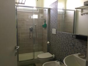 Koupelna v ubytování GioiaSulGarda + 26 fotografií